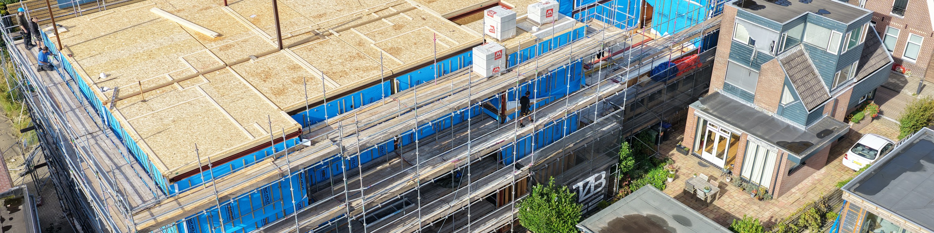 Prefab houtbouw in verschillende bouw- en montagefasen