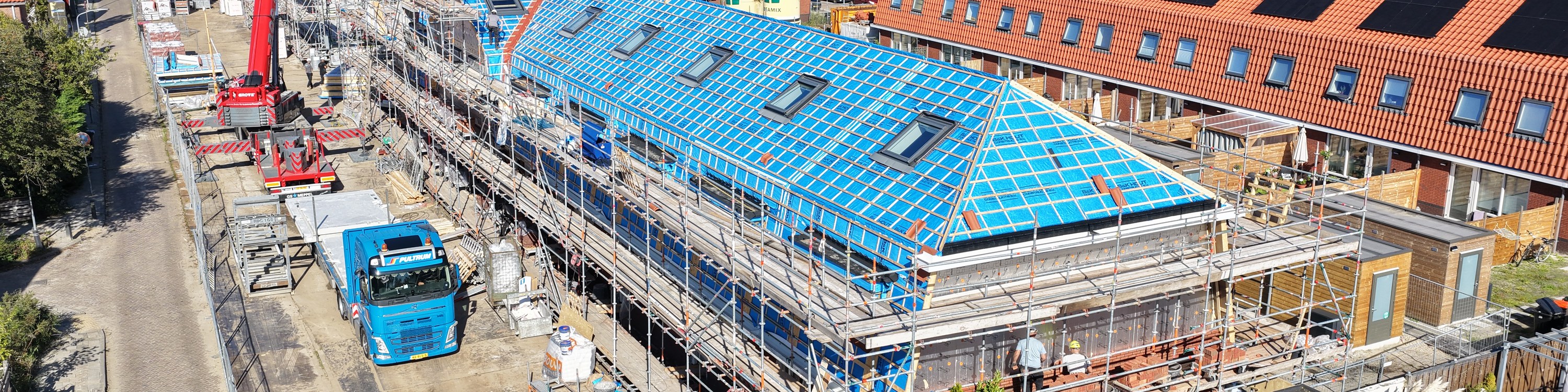 Prefab houtbouwproject met houten dak- en wandconstructies