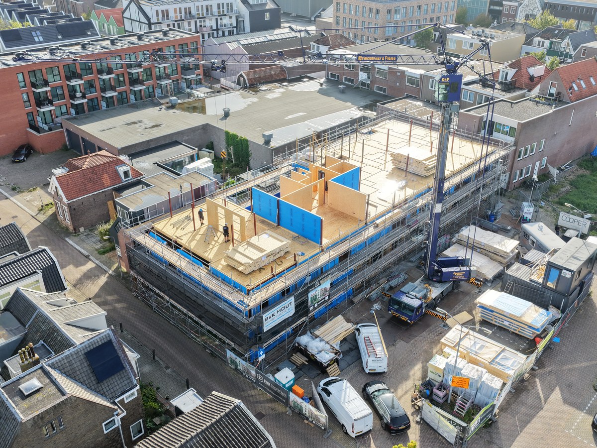 Montage van prefab HSB-elementen op de bouwplaats
