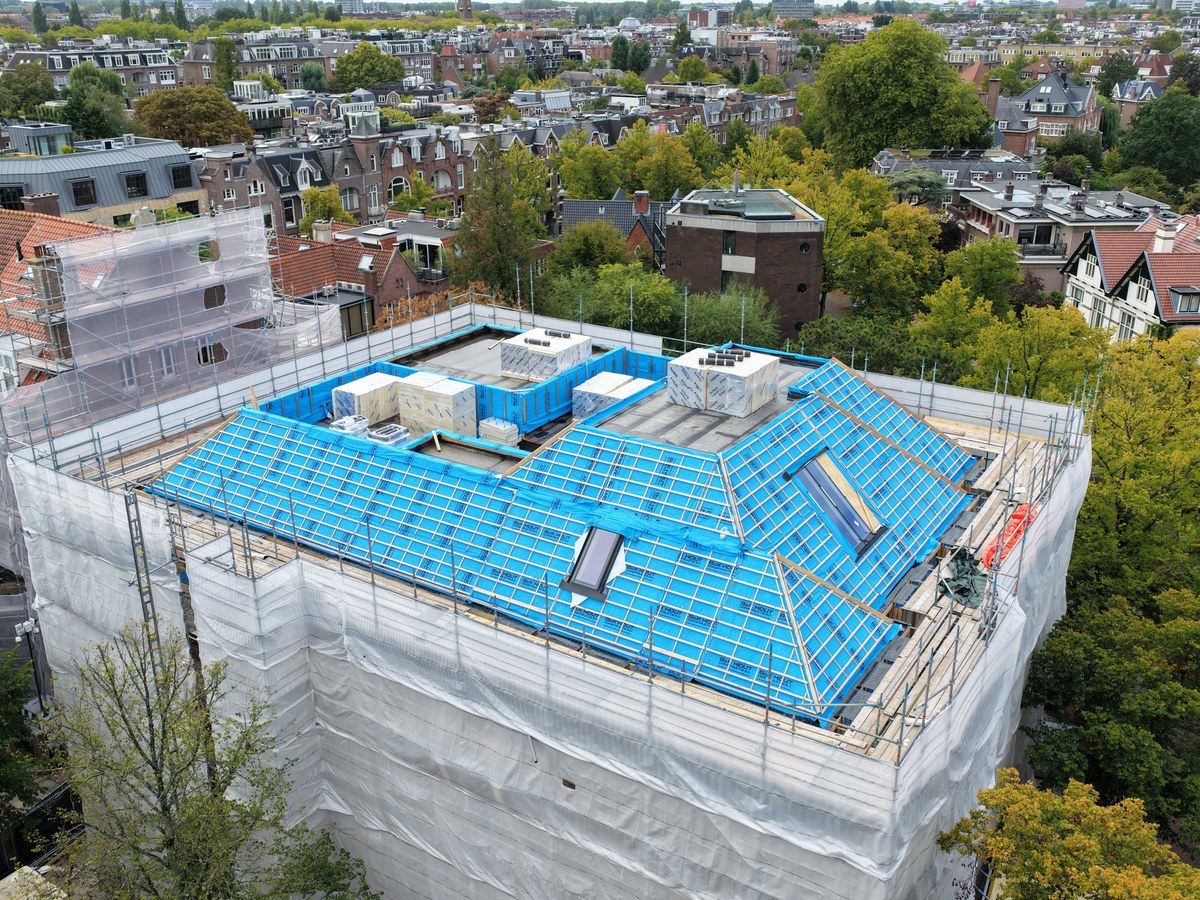 Prefab houten dakconstructie in uitvoering