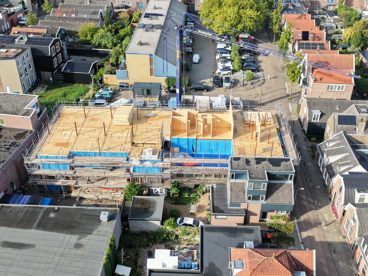 Prefab houtbouwproject tijdens de opbouw op de bouwplaats