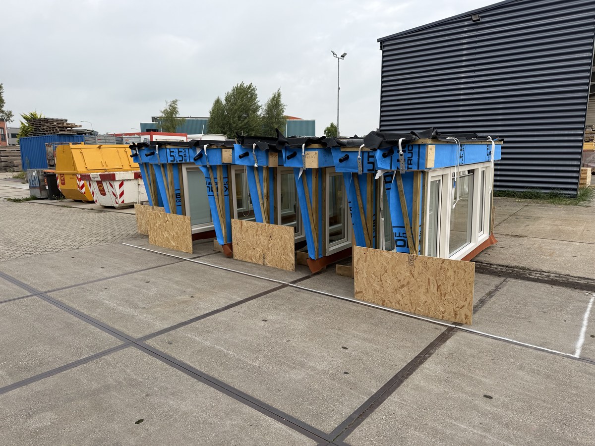 Prefab houtelementen voorbereid voor productie en montage