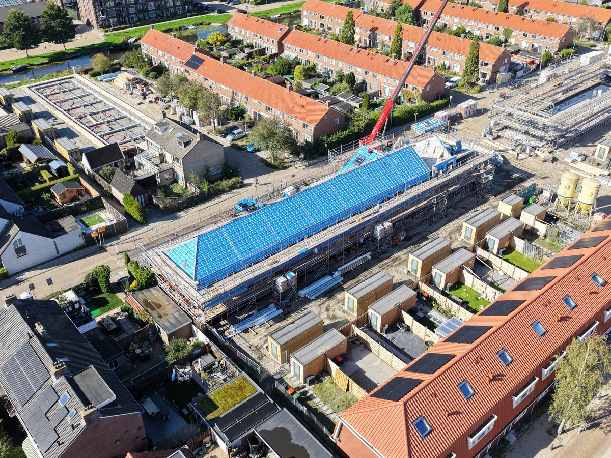 Prefab houtconstructie voor woningbouw tijdens de uitvoering